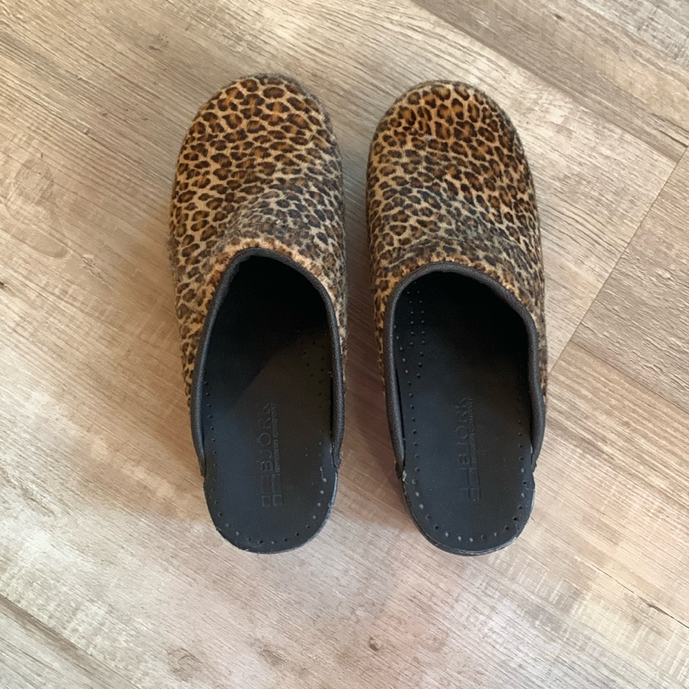 Beautiful and fun Björk fuzzy leopard print clogs size 37/38